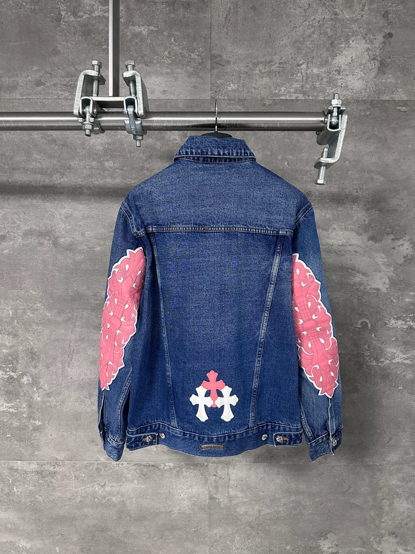 P720 💰 CHrome Hearte cross patchwork leather denim jacket size: S M L Design details: the visual fantasy of Gothic symbols, the multi-dimensional expression of the cross totem: the red and white contrasting cross patches are staggered on the chest and back, making the brand more recognizable; the hollow cross pattern leather splicing on the sleeves combines the mystery of religious symbols with the punk-style deconstructed design. Every detail tells the dark aesthetics of Crowe's heart. Retro distressing with denim texture: Selected denim fabrics are treated with distressing techniques to show natural fading and texture, which not only retains the retro accent of denim items, but also adds a casual sense to the overall look. The ingenuity of hardware and tailoring: The metal buttons and hardware all have Croxin's iconic pattern, which shines exquisitely under the refraction of light; the neat tailoring of the classic denim jacket is suitable for a variety of wearing scenarios, and can create a strong personal style whether it is layered or worn alone. Croxin's denim jacket is not only a piece of clothing, but also a style badge that highlights unique aesthetics and rebellious attitude. For those who pursue individuality, they can leave their own hardcore mark in the fashion field.